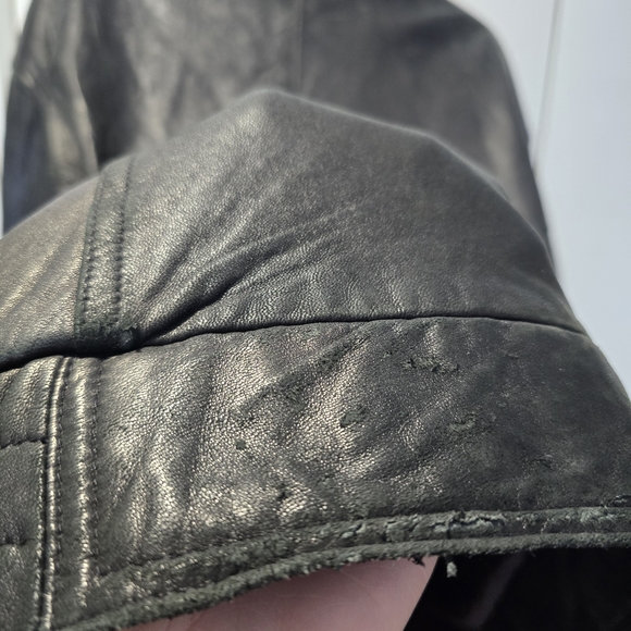 Men's Classic Black Leather Bomber Jacket - Picture 10 of 15